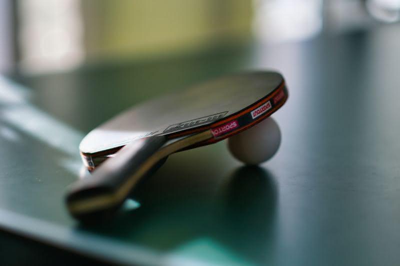 raquete, bolinha e pesa de ping-pong