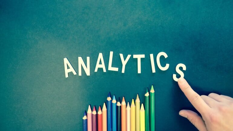Diferenças entre as métricas da Mônica, Analytics e Cloudflare